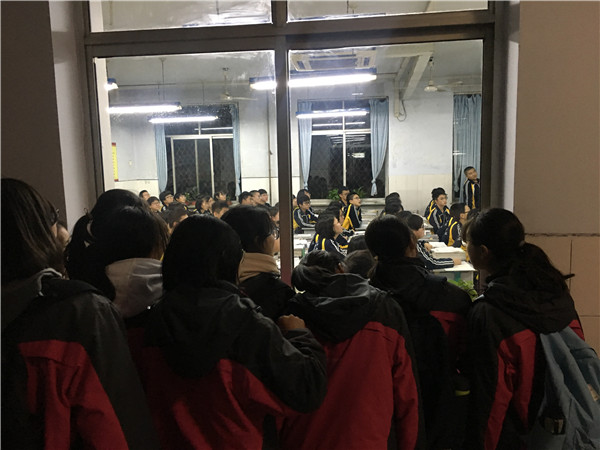 高一（1）班学生观看衡水二中班会.jpg
