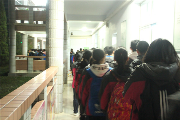 参观衡水二中晚自习.JPG