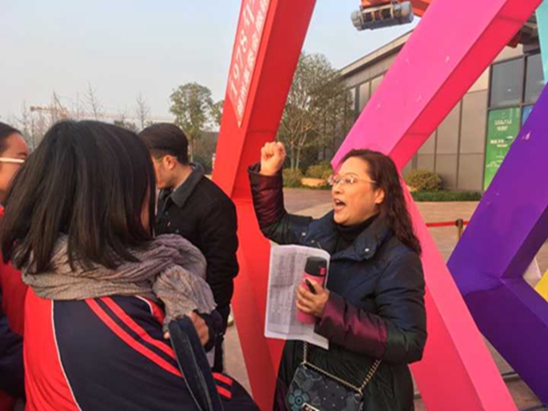 曹卫萍老师整队准备入场.jpg
