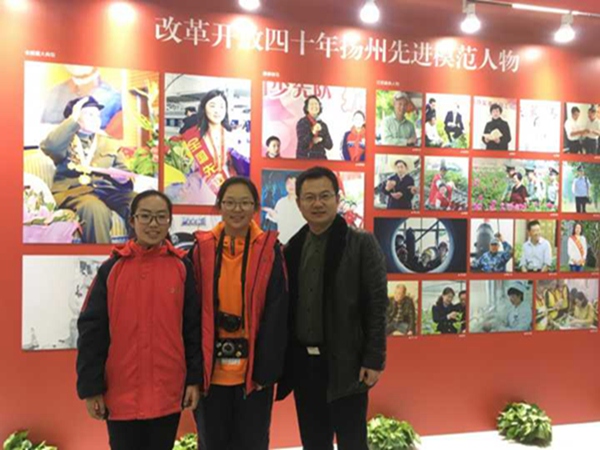 崔校和文学社成员合影.jpg