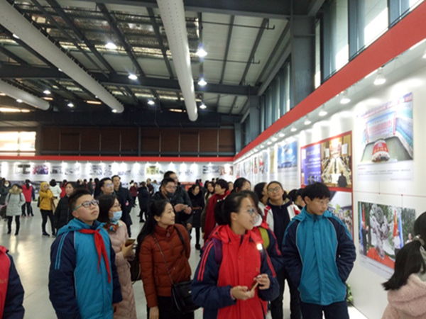 大家一起在看展.jpg