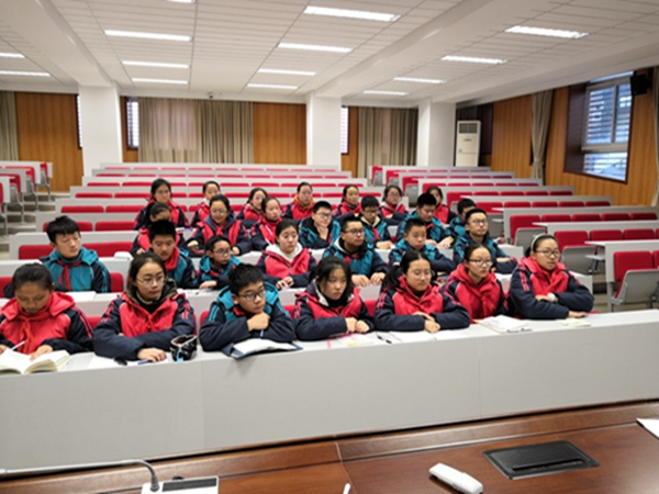 同学们认真聆听.jpg