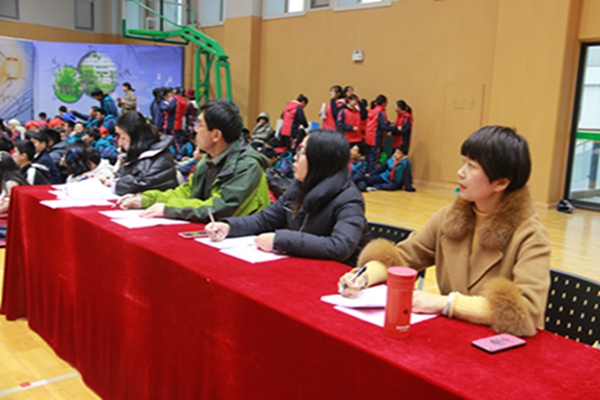 3.裁判员认真评分.JPG