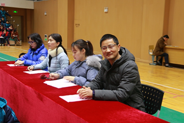 4.裁判员认真评分.JPG