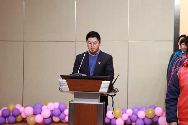 4校团委委员彭宝秋宣读新团员名单.jpg