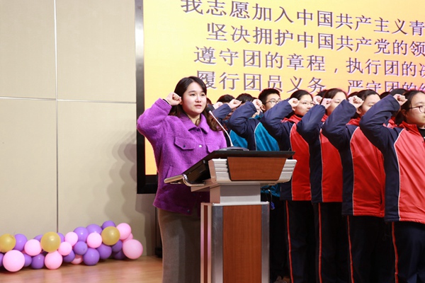 6校团委副书记贺潇未带领新团员宣誓.jpg