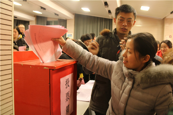 老师们将测评表投入投票箱.jpg