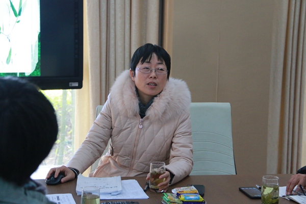 2副校长殷翠云向来宾介绍学校概括.jpg