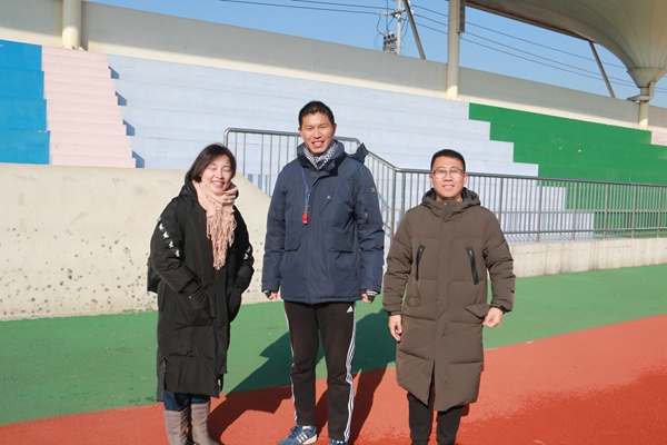 周东升老师与来宾合影.jpg