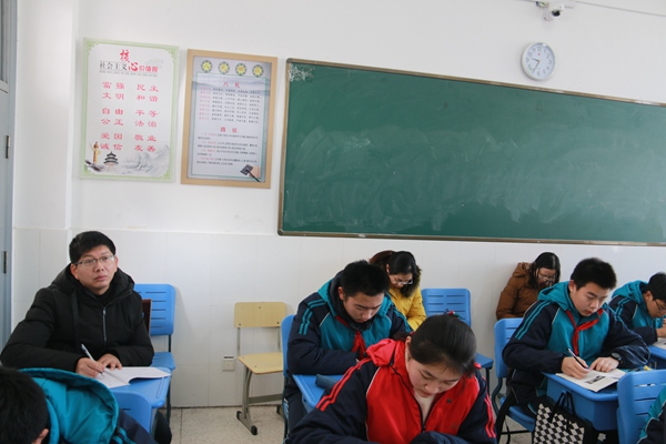 观摩课堂教学2.jpg