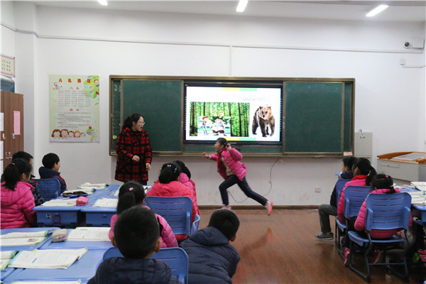 4. 老师与学生互动.jpg