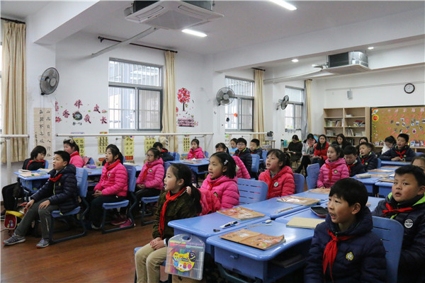 2. 学生认真听课.jpg