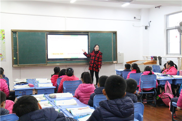 1. 王老师在上课.jpg