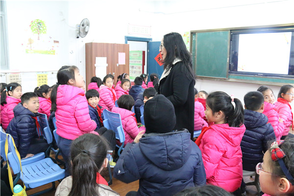 4. 赵老师与同学亲切交流.jpg