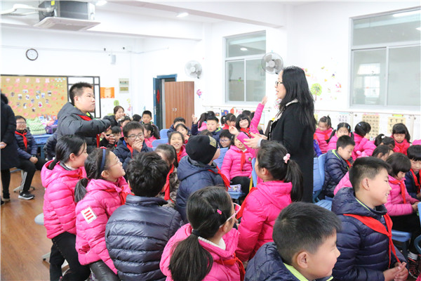5. 赵老师与同学亲切交谈1.jpg