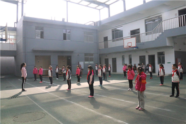 1.刘老师在上课.jpg
