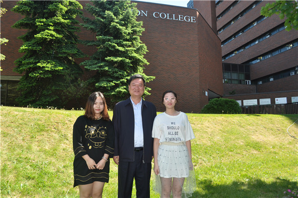 校长陆建军与在苏安就读的树人学子合影2_副本.jpg