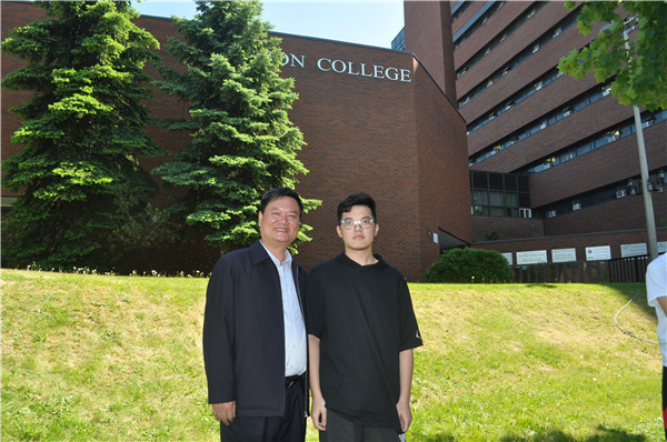 校长陆建军与在苏安就读的树人学子合影3_副本.jpg