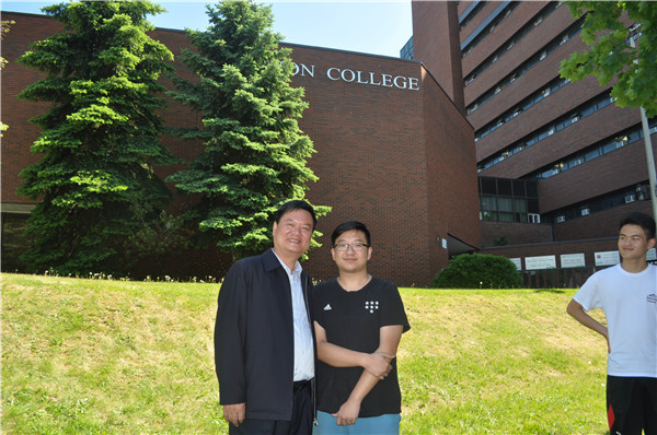 校长陆建军与在苏安就读的树人学子合影4_副本.jpg