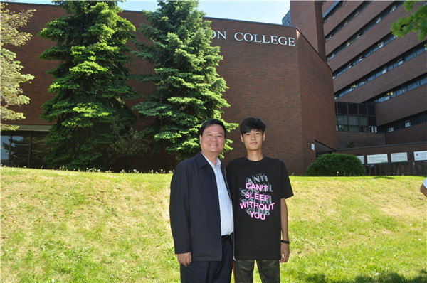 校长陆建军与在苏安就读的树人学子合影5_副本.jpg