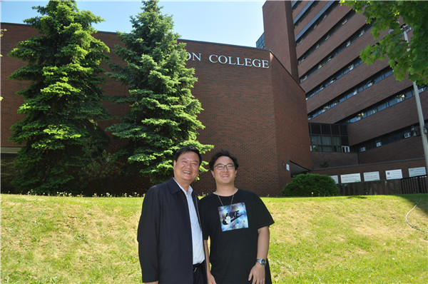 校长陆建军与在苏安就读的树人学子合影1_副本.jpg
