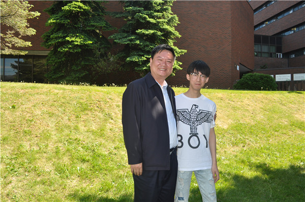 校长陆建军与在苏安就读的树人学子合影9_副本.jpg
