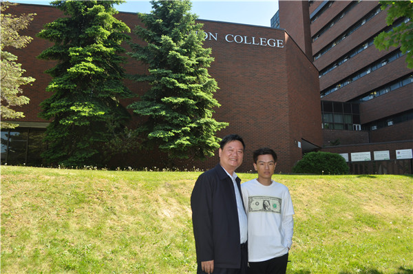校长陆建军与在苏安就读的树人学子合影10_副本.jpg