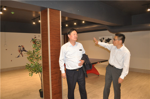 2. 校长陆建军参观苏安校园-乒乓球室和健身房_副本.jpg