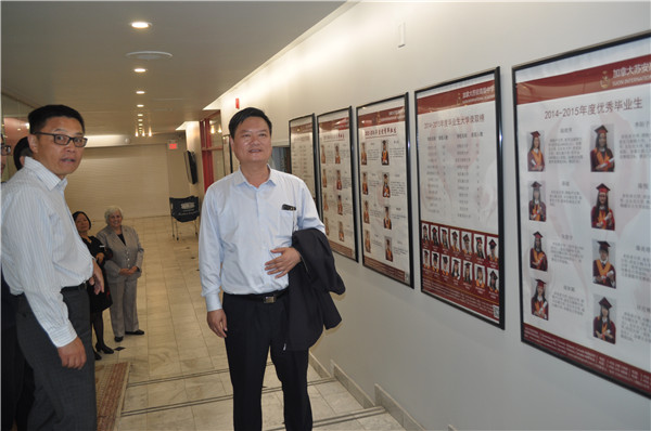4. 校长陆建军参观苏安校园-各年度优秀毕业生介绍橱窗_副本.jpg