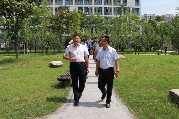 2参观毓园1.jpg