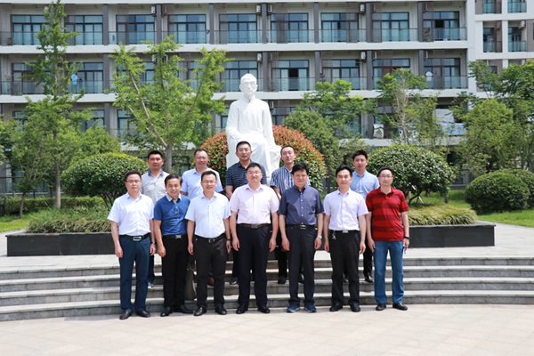 5朱自清像前合影留念.jpg