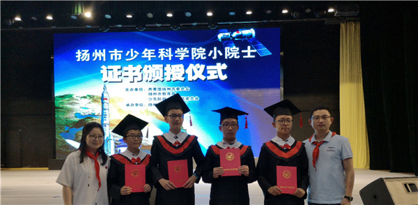 4我校获奖学子与大队辅导员合影_副本.jpg