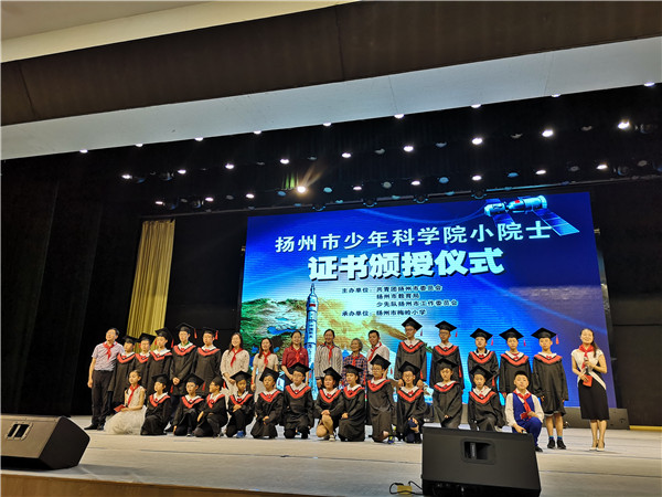 3领导与小院士们合影_副本.jpg