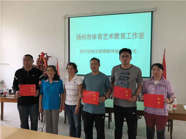 何东平（右二）老师领取证书_副本.jpg