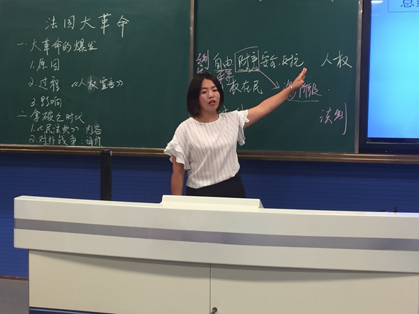 朱立云老师在上课.jpg