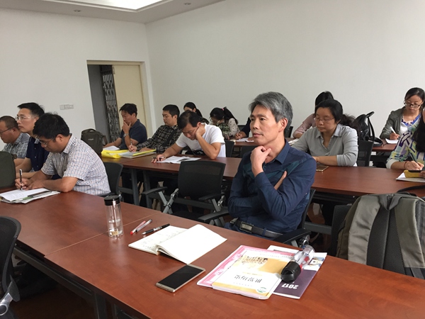 教研员等老师在听课.jpg
