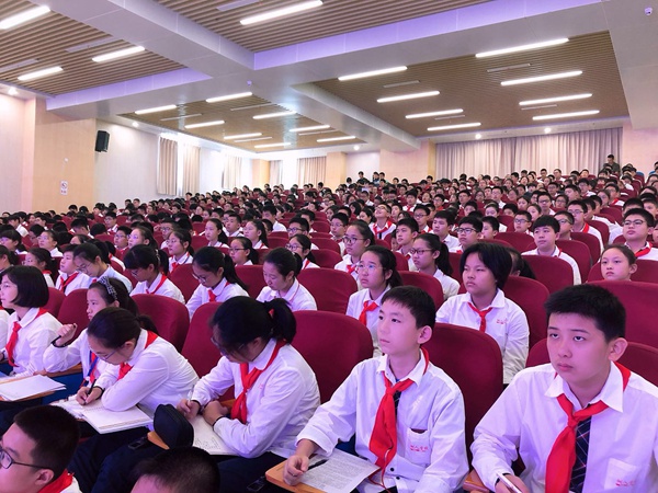 同学们在认真聆听.JPG