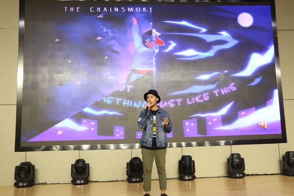 7号张子恒同学演唱的《something just like this》.jpg