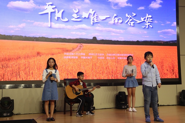 12号尧涵乐队演唱的《平凡之路》.jpg