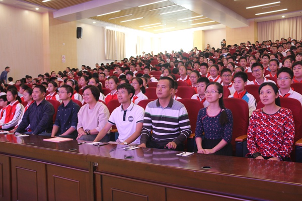 活动现场嘉宾与同学们.jpg