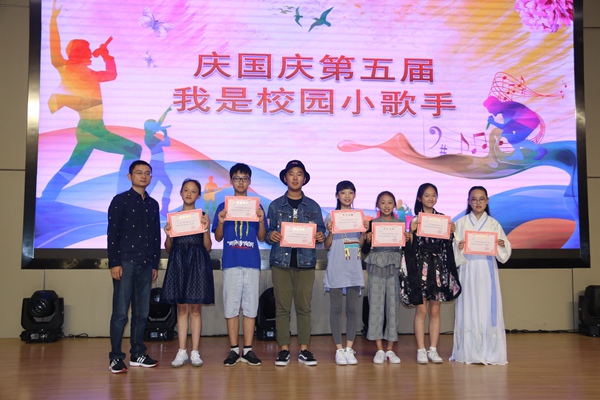 一等奖颁奖嘉宾与获奖同学合照.jpg