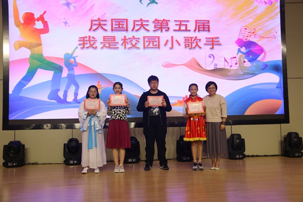 特等奖颁奖嘉宾与获奖同学合照.jpg