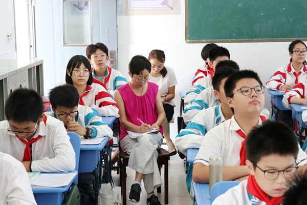副校长殷翠云陪同听课.jpg