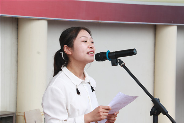 徐文玥老师作为新进教师代表发言.JPG
