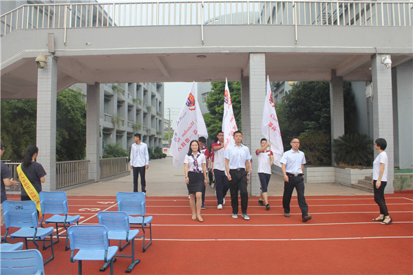 欢迎新高一学生入场.jpg
