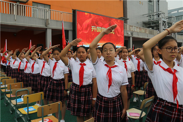 向国旗敬礼.jpg