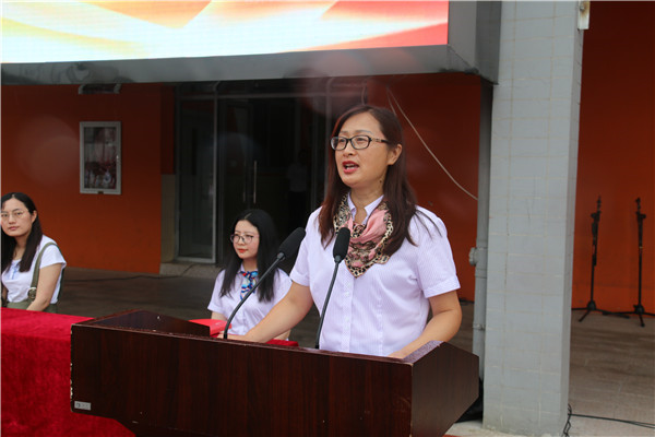 副校长董爱华作开学致辞.jpg
