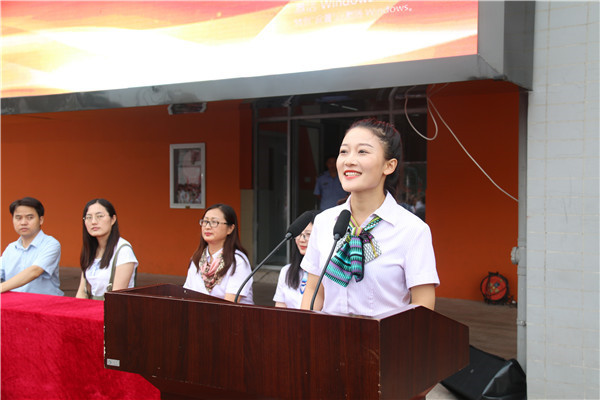 教师代表李文慧发言.jpg