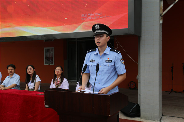 荀宇警官上开学第一课.jpg