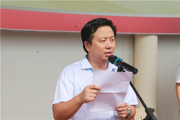 学工处张鹏主任主持开学典礼.JPG